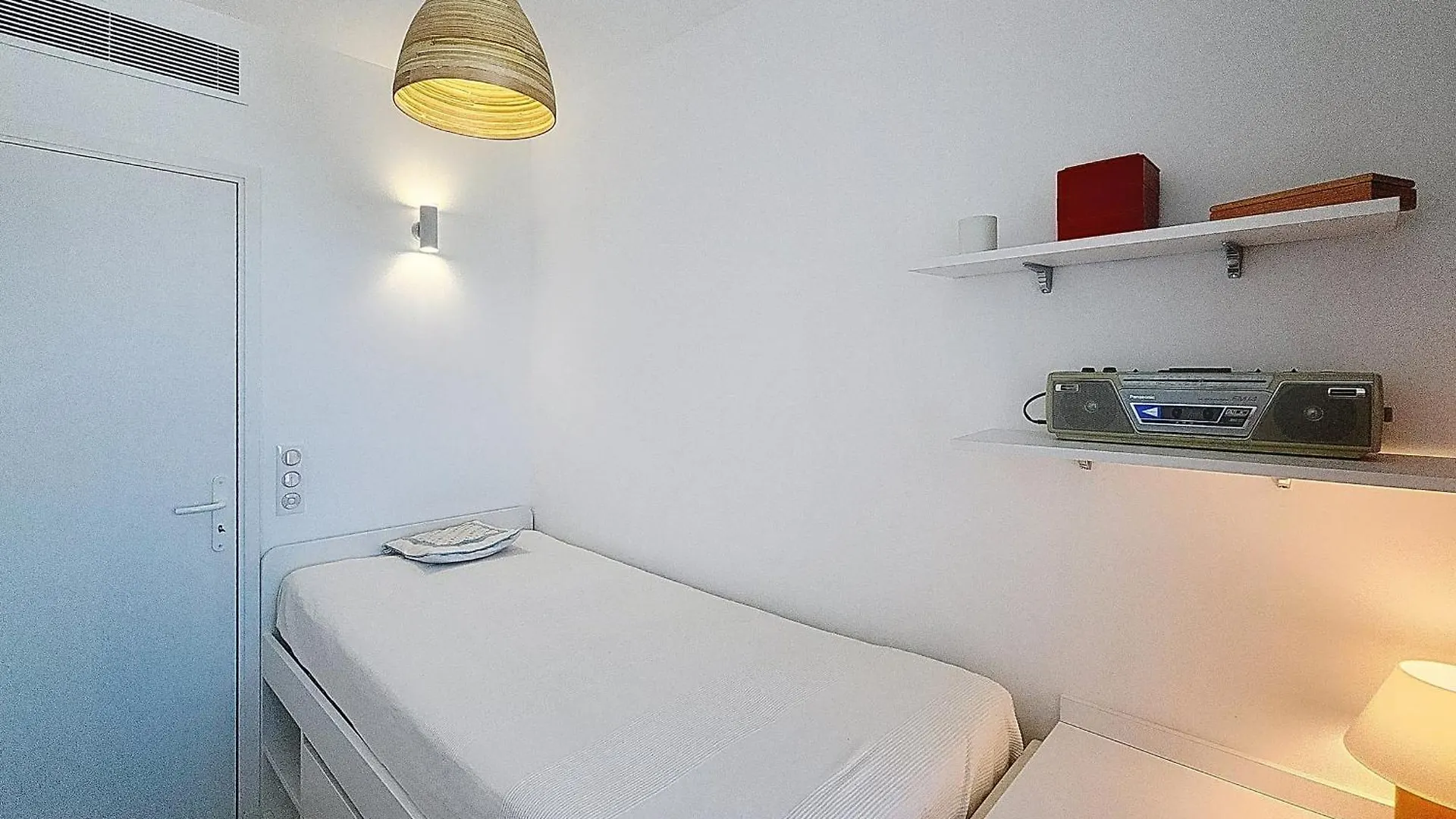 Henri Camille Real Estate -Armor - Sea View Big Terrace Sunny 1 Bedroom Cannes